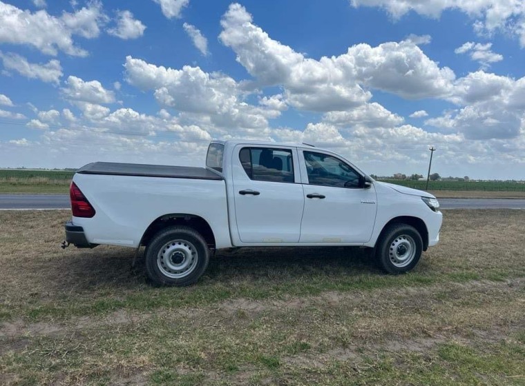 Pick-up Toyota Hilux DX 2.5, año 2017