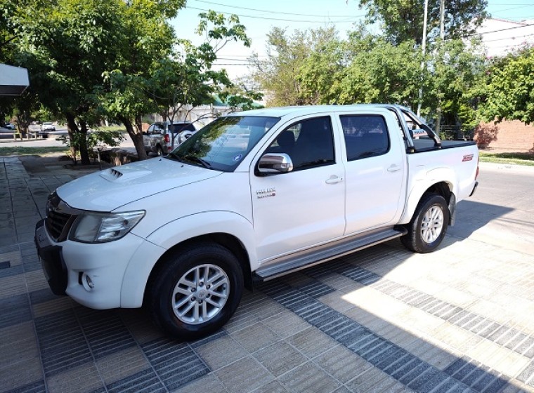 Pick-up Toyota Hilux SRV, año 2012