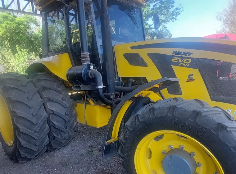 Tractor Pauny 250 EVO, año 2015