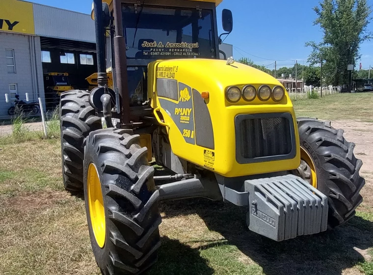 Tractor Pauny 250 A, año 2008