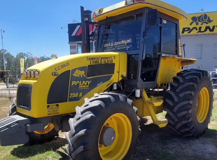Tractor Pauny 250 A, año 2008