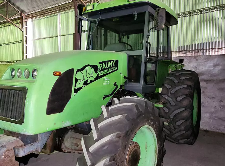 Tractor Pauny 250, año 2004