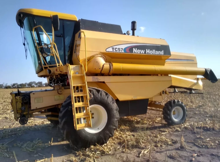Cosechadora New Holland TC 57, año 2005
