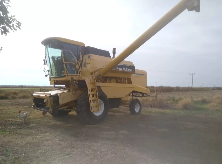 Cosechadora New Holland TC 57, año 2005