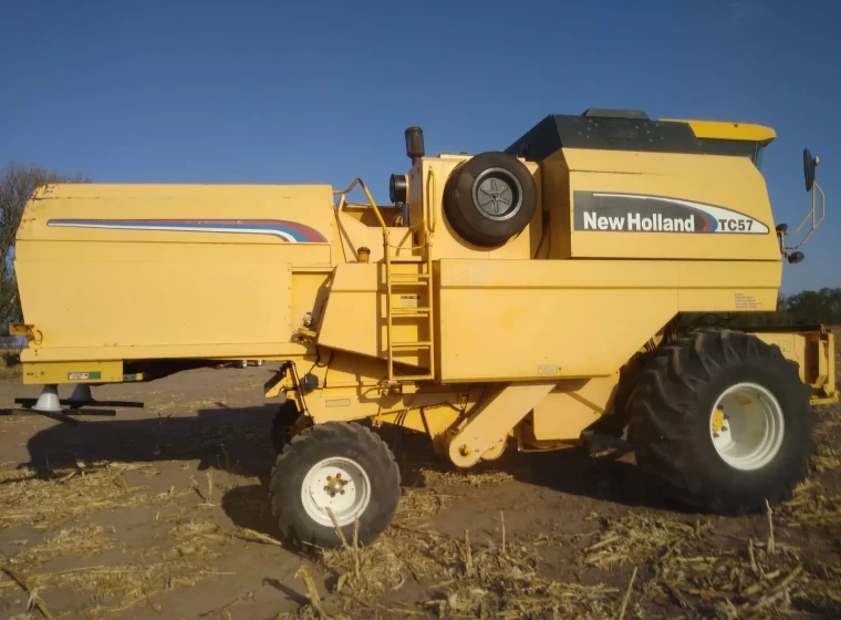 Cosechadora New Holland TC 57, año 2005