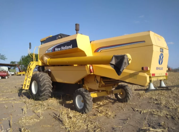 Cosechadora New Holland TC 57, año 2005