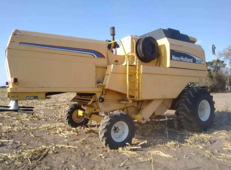 Cosechadora New Holland TC 57, año 2005