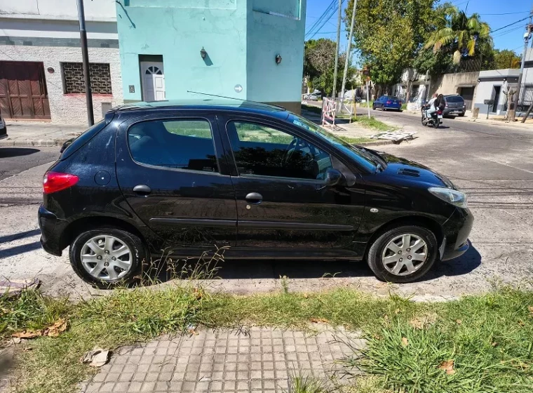 Vehículo Peugeot 207 XR 1.4, año 2011