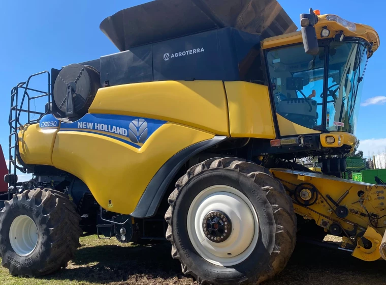Cosechadora New Holland CR 8.90, año 2020
