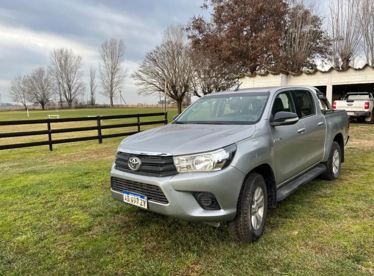 Vehículo Toyota SR 2.4, año 2017