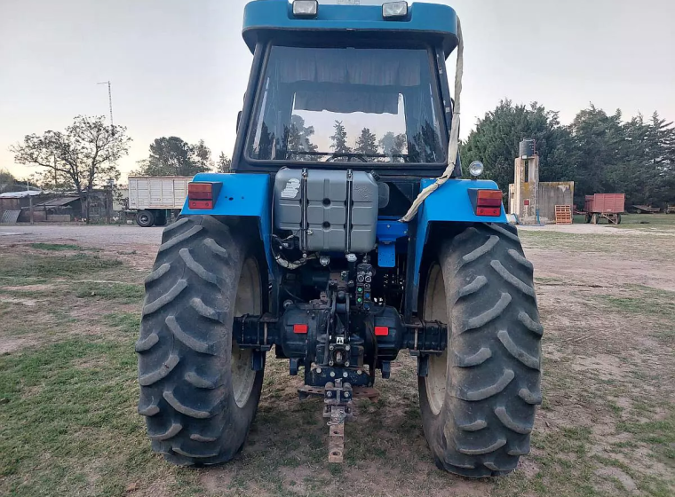 Tractor New Holland TS 120, año 2003