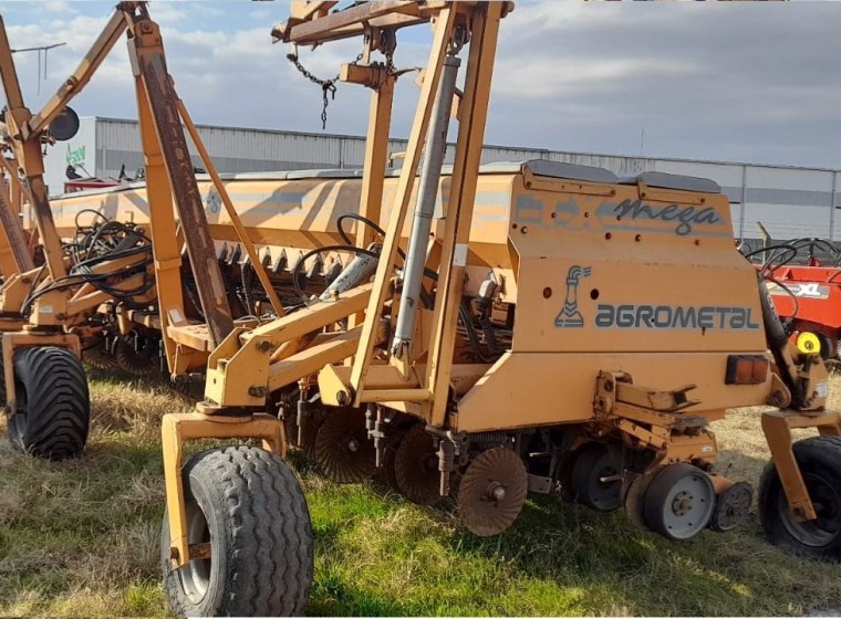 Sembradora Agrometal TX Mega 1852, año 2004