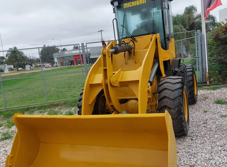 Maquinaria vial Michigan R45, año 2019