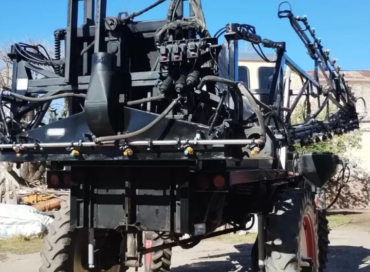 Pulverizadora Agco Allis Willmar 7250, año 2001