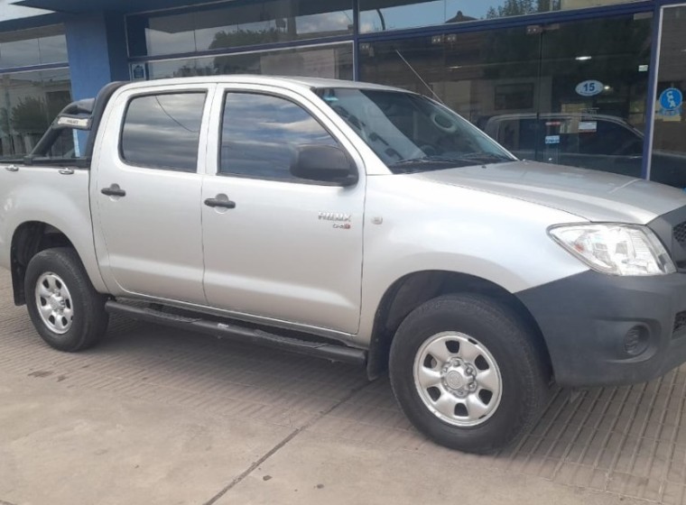 Vehículo Toyota Hilux DX 2.5, año 2011