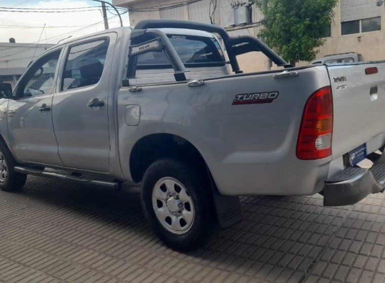 Vehículo Toyota Hilux DX 2.5, año 2011