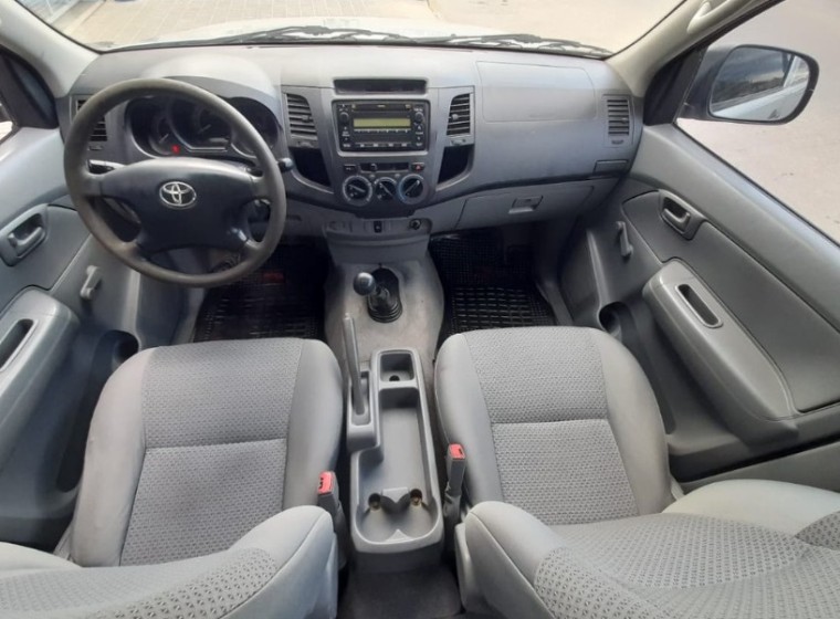 Vehículo Toyota Hilux DX 2.5, año 2011