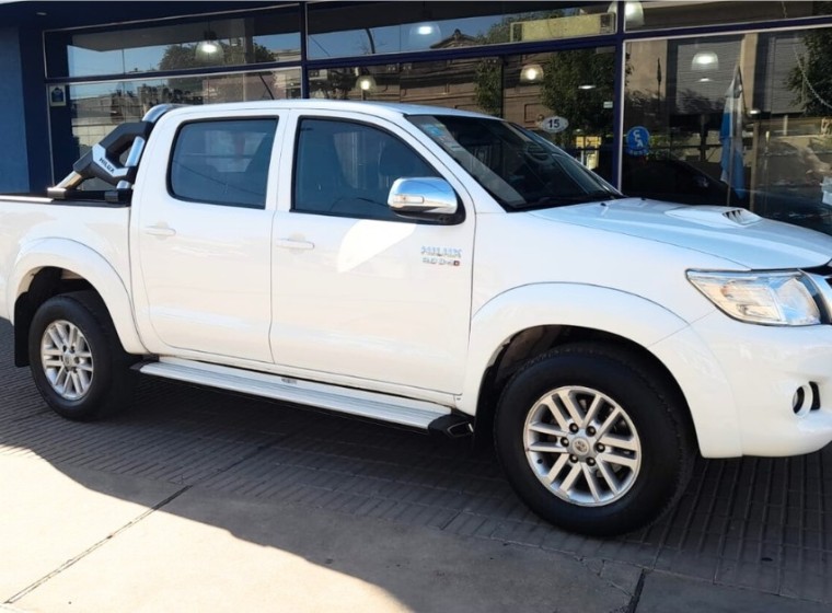 Vehículo Toyota Hilux SRV 3.0, año 2015