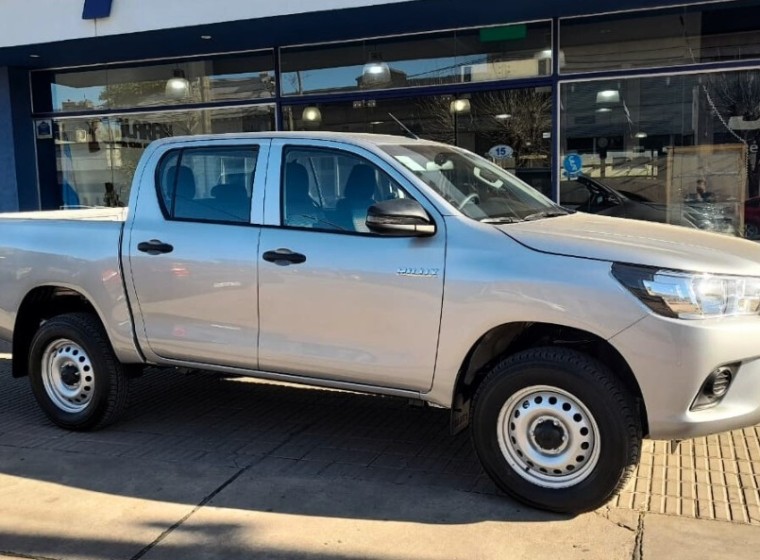 Vehículo Toyota Hilux DX 2.4, año 0