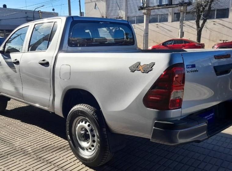 Vehículo Toyota Hilux DX 2.4, año 0