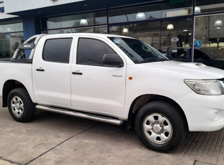 Vehículo Toyota Hilux DX Pack 2.5, año 2015