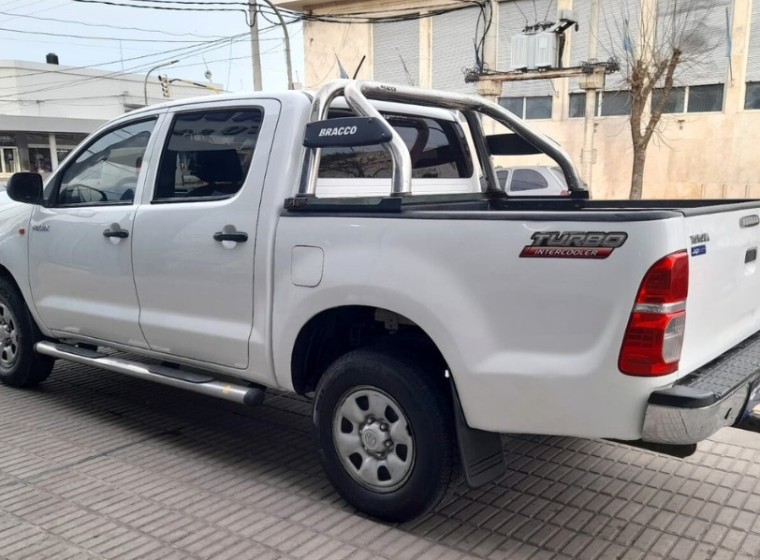 Vehículo Toyota Hilux DX Pack 2.5, año 2015