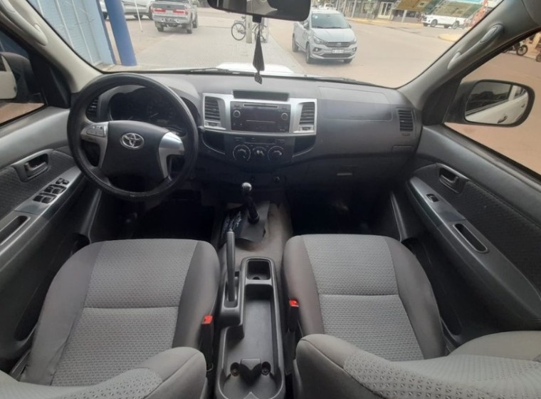 Vehículo Toyota Hilux DX Pack 2.5, año 2015