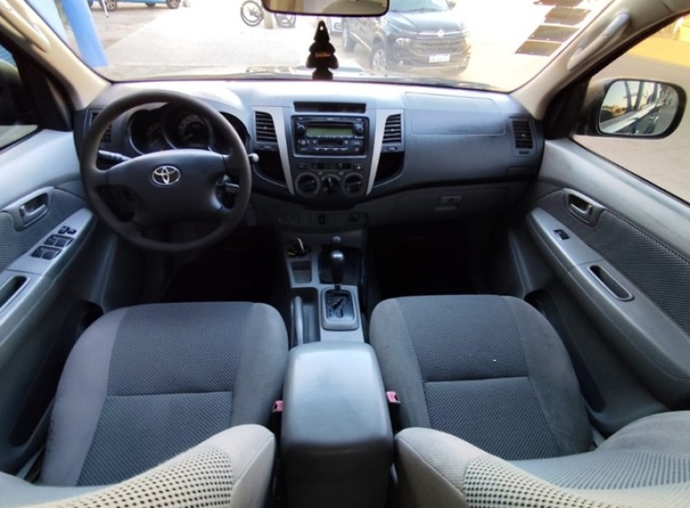 Vehículo Toyota Hilux SRV 3.0, año 2006