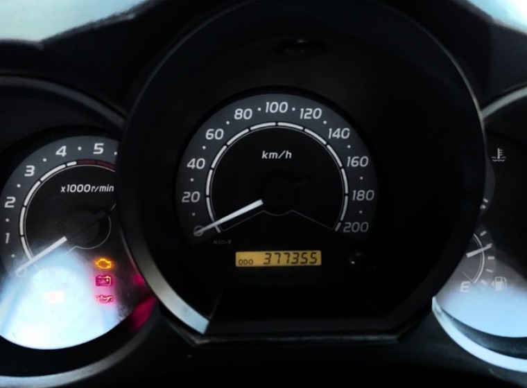 Vehículo Toyota Hilux SRV 3.0, año 2006