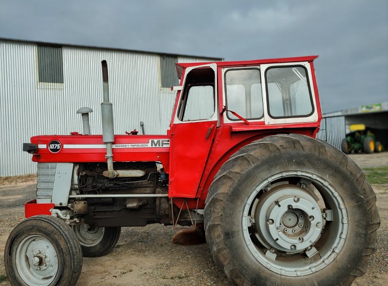 Tractor Massey Ferguson 1075, año 1