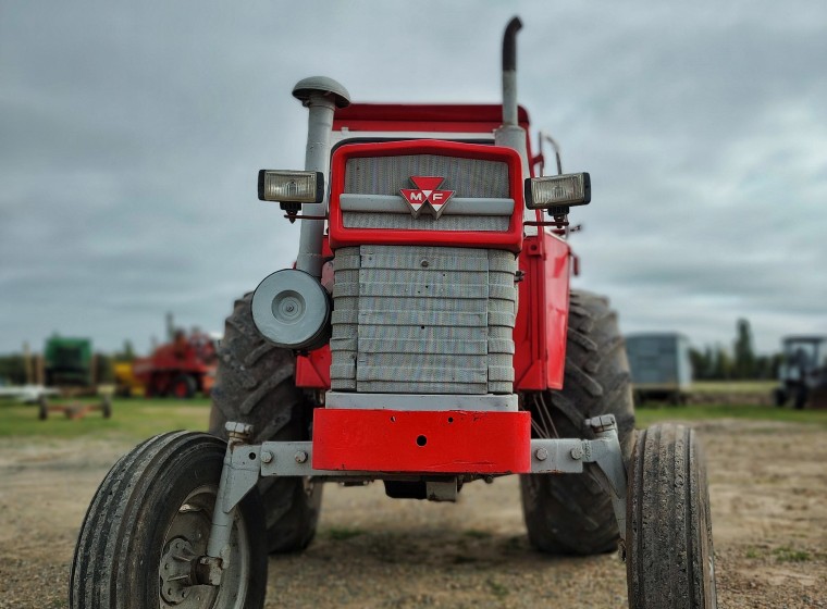 Tractor Massey Ferguson 1075, año 1