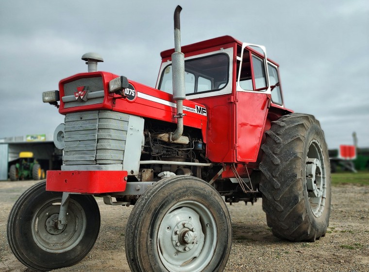 Tractor Massey Ferguson 1075, año 1
