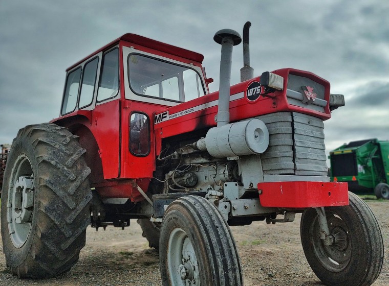 Tractor Massey Ferguson 1075, año 1