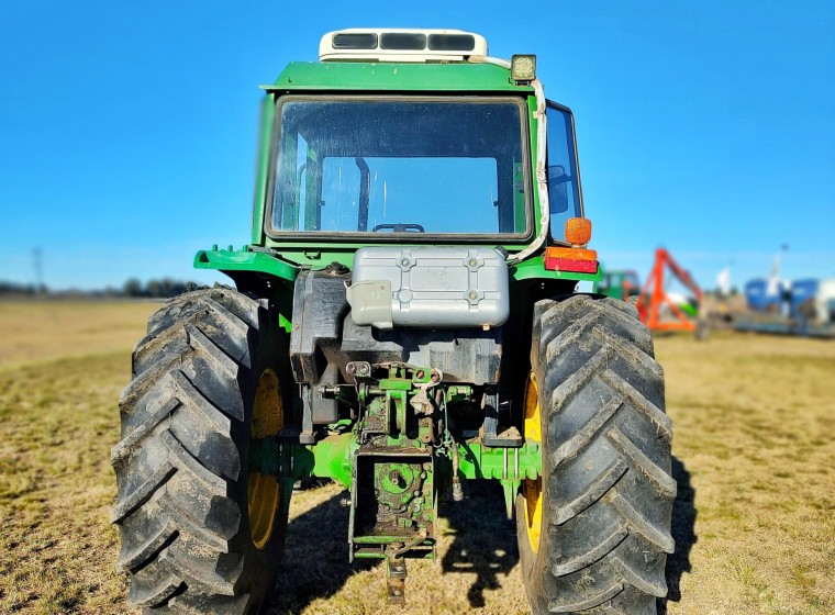 Tractor John Deere 5705, año 1