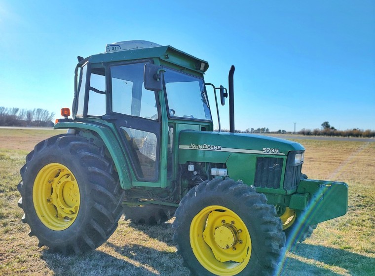 Tractor John Deere 5705, año 1