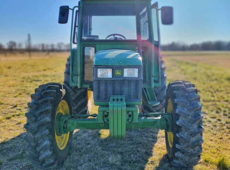 Tractor John Deere 5705, año 1
