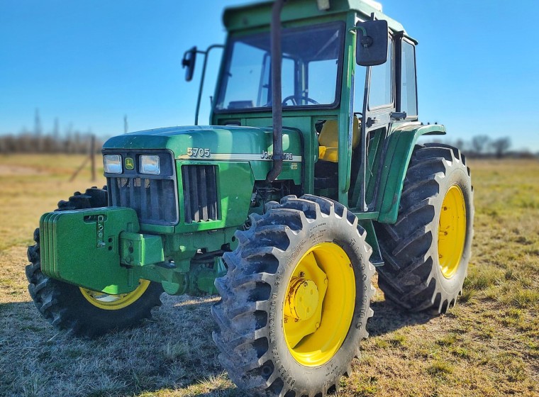 Tractor John Deere 5705, año 1