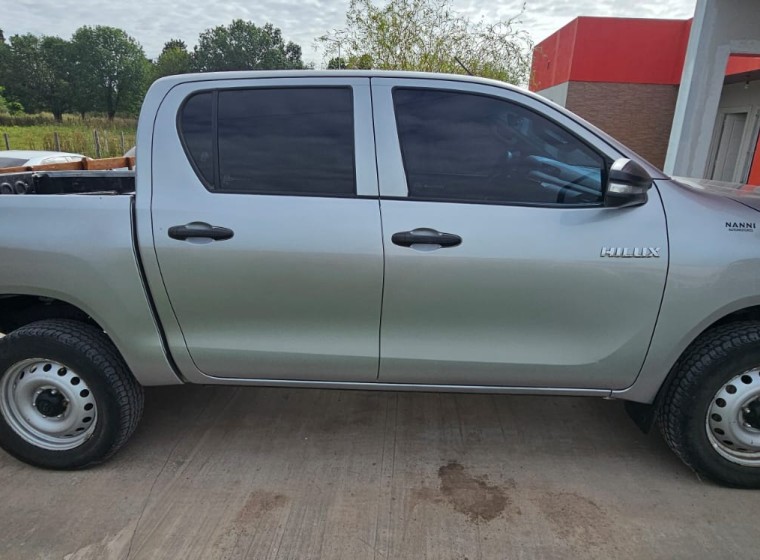 Pick-up Toyota Hilux DX 2.4, año 2016