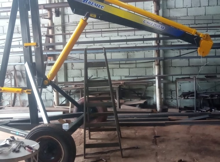 Grúa hidráulica Bremec 2.500 kg, año 0