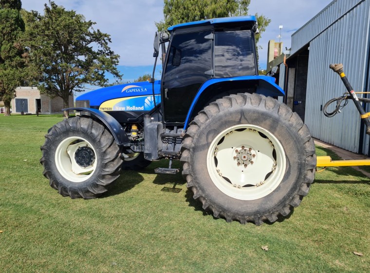 Tractor New Holland TM7020, año 2012
