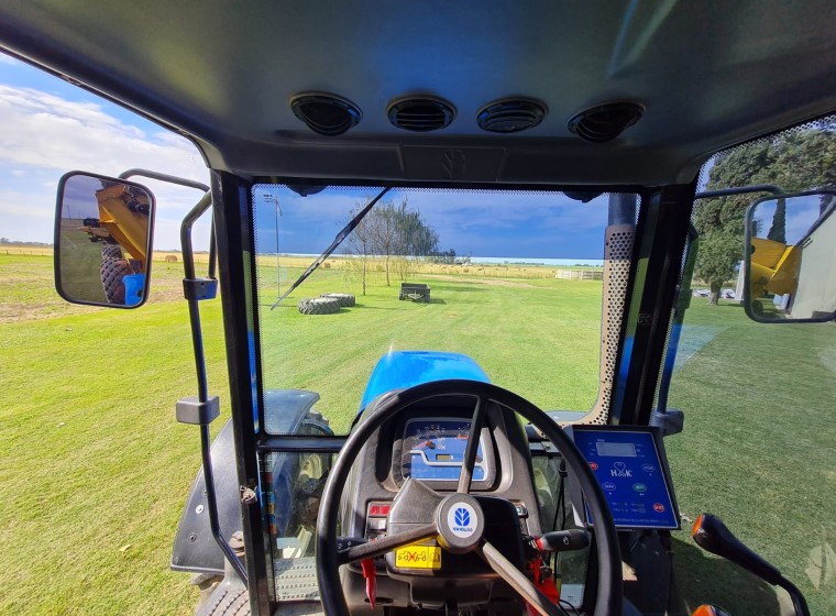 Tractor New Holland TM7020, año 2012