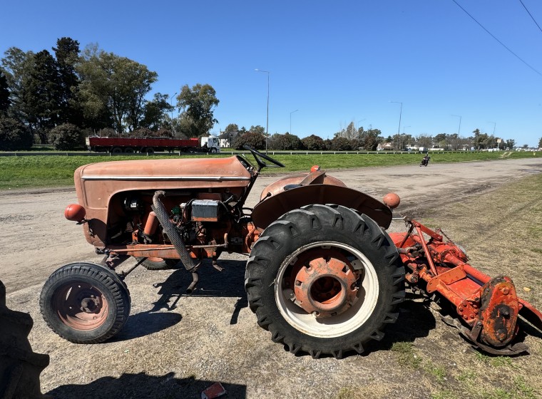 Tractor Fiat 450, año 1