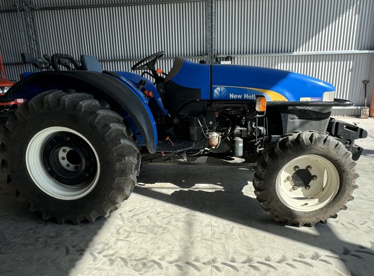 Tractor New Holland TT3840F, año 1