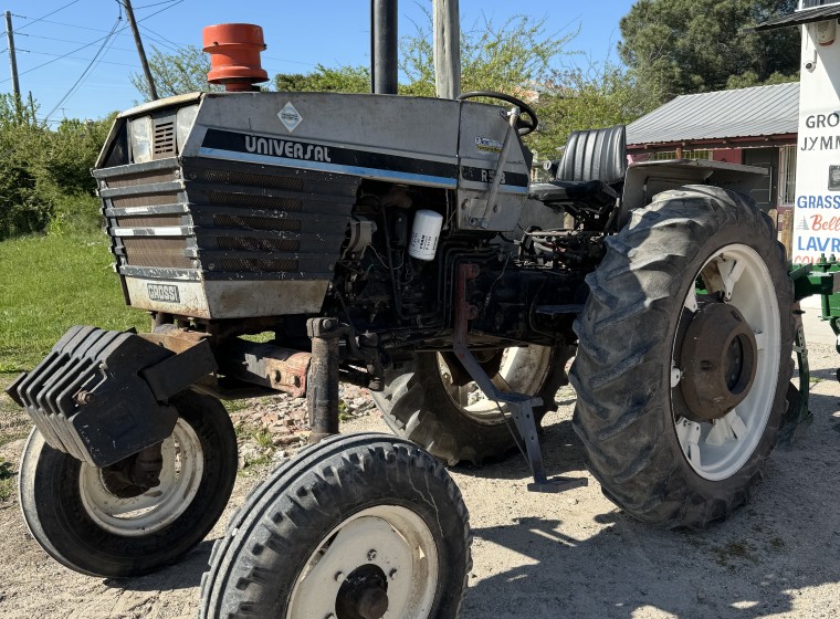 Tractor Universal R533, año 1