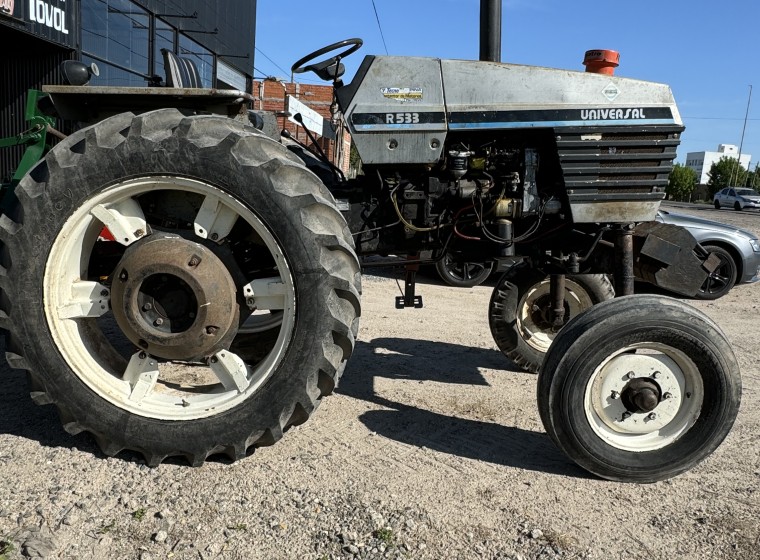 Tractor Universal R533, año 1