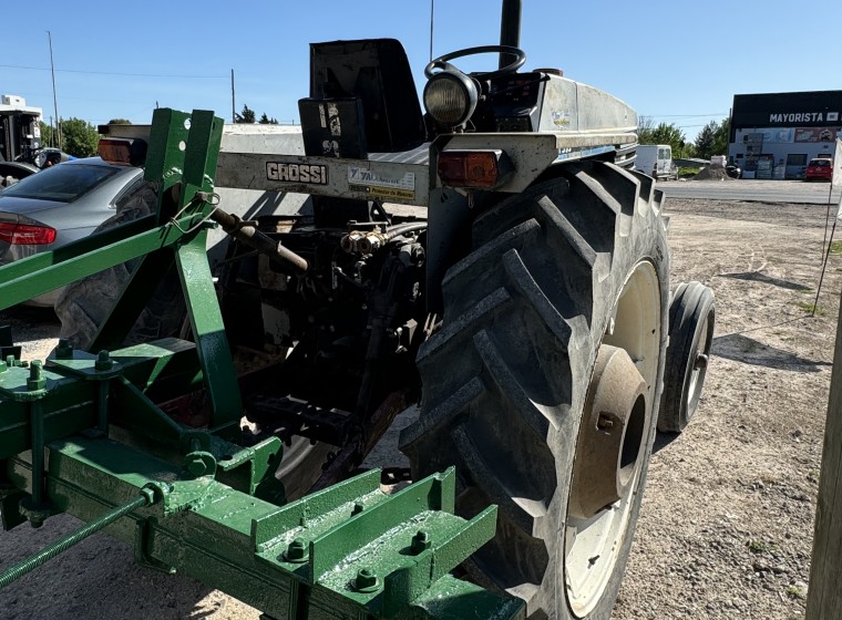 Tractor Universal R533, año 1