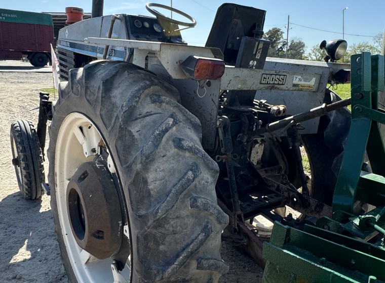 Tractor Universal R533, año 1