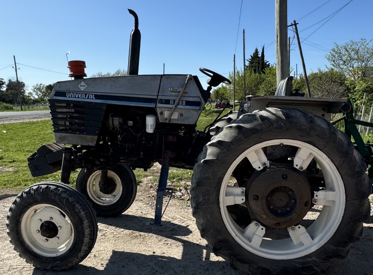 Tractor Universal R533, año 1