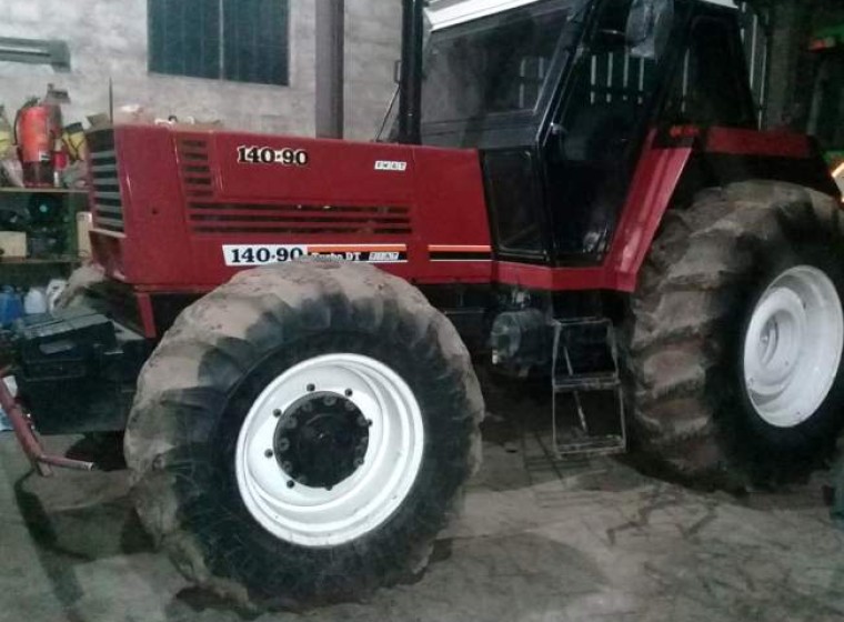 Tractor Fiat New Holland 140-90, año 1