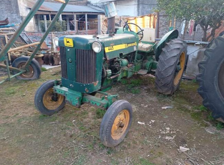 Tractor John Deere 445, año 1